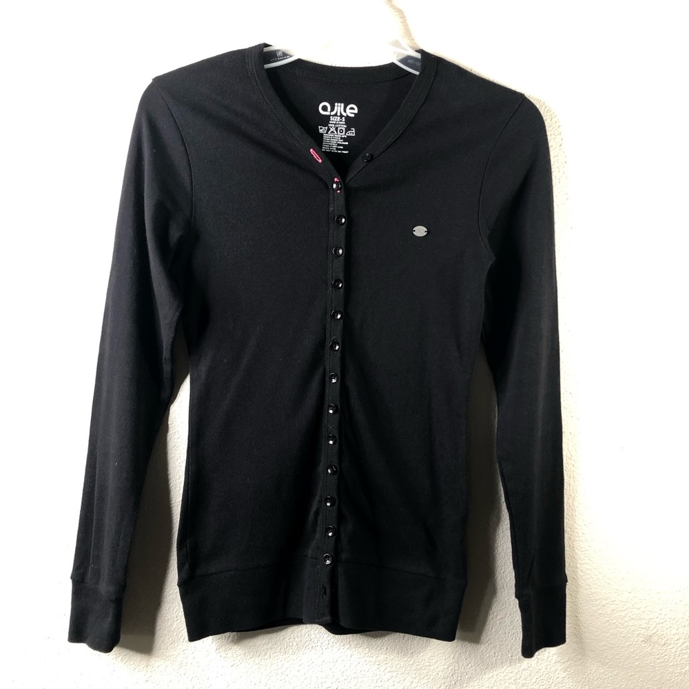 Black Full long Sleeve button down V neck top.Sz-S